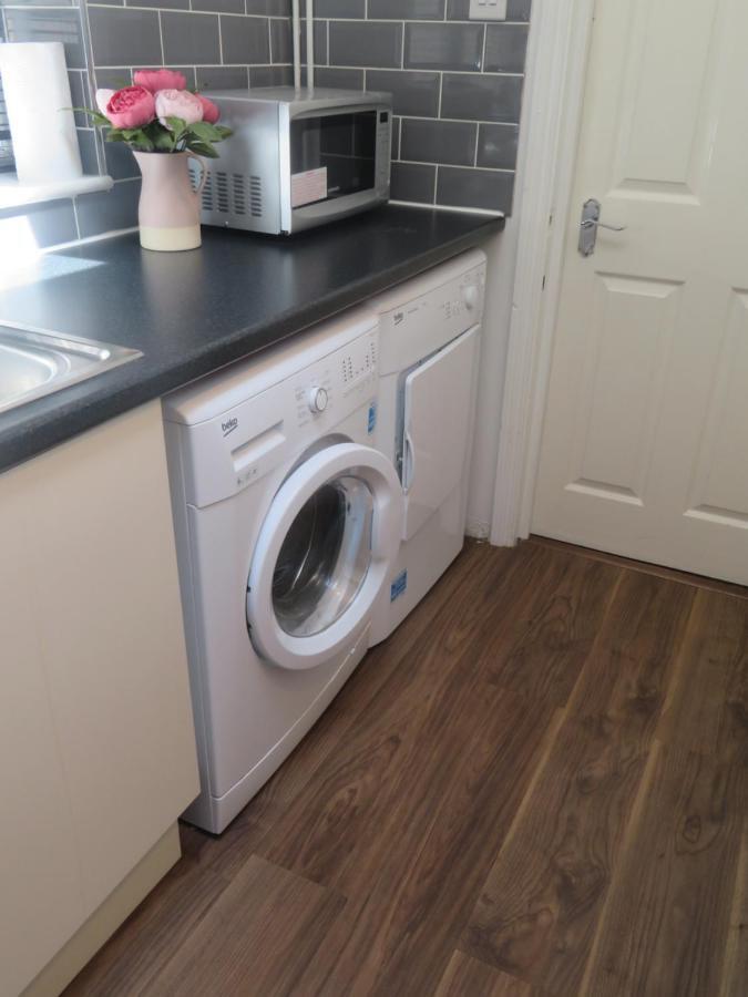 Entire 2 Bed Ground Floor Apartment Central But Quiet Newmarket  Bagian luar foto