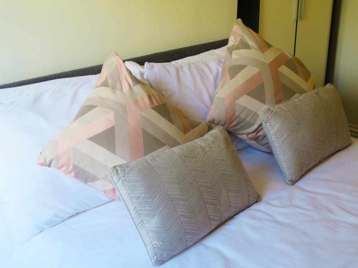 Entire 2 Bed Ground Floor Apartment Central But Quiet Newmarket  Bagian luar foto